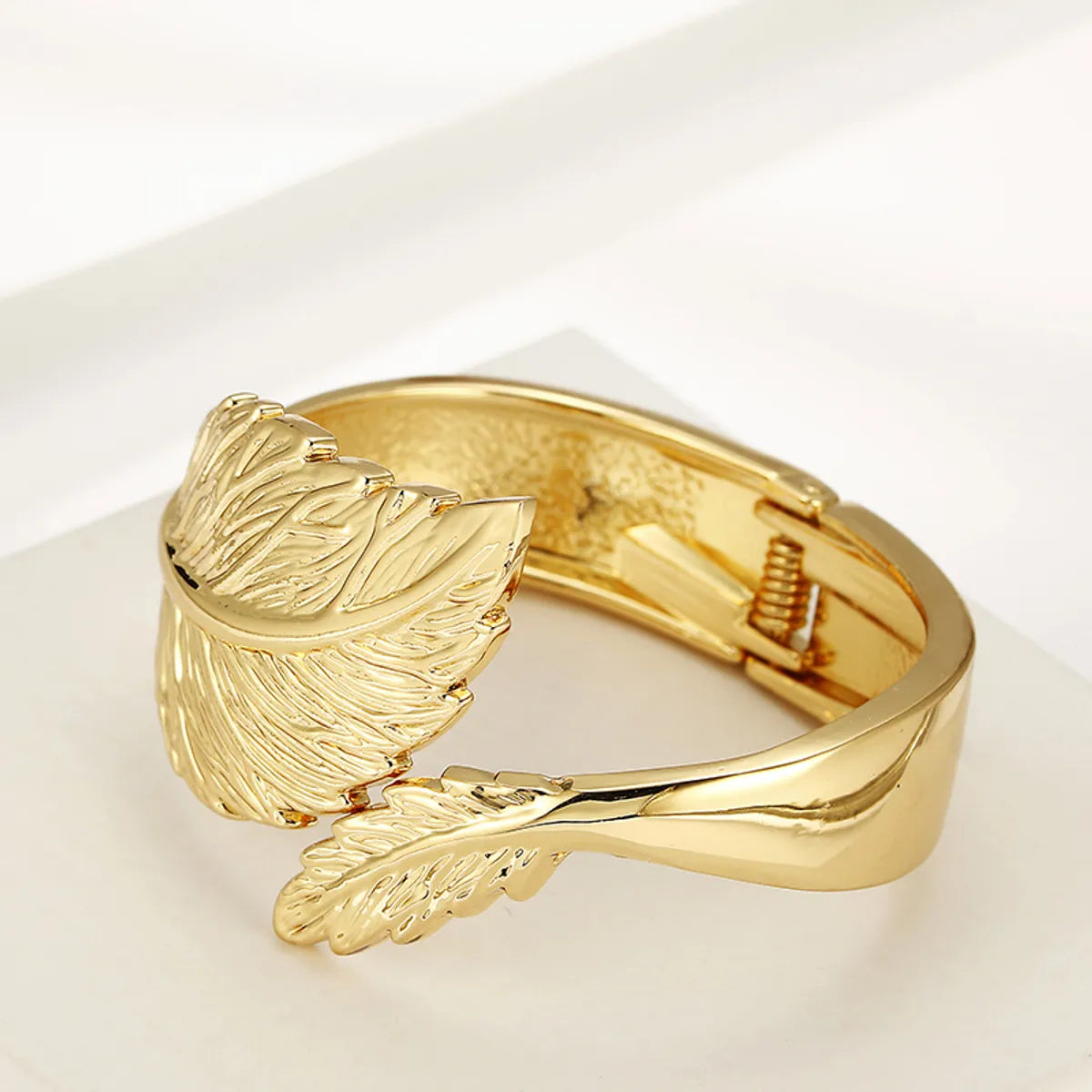 braided leather bracelets for women-Simple Style Leaves Alloy Plating Gold Plated Women's Bangle