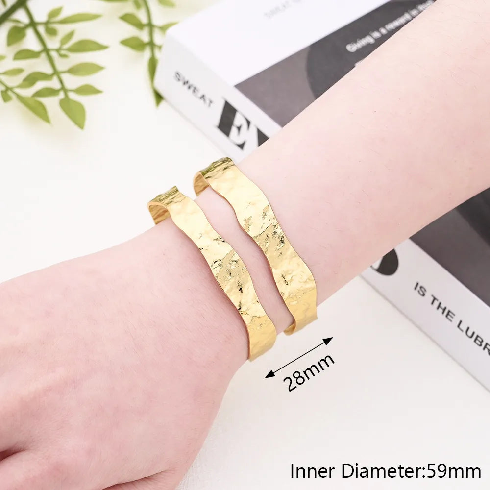 Hollow Hammer Feeling Open-Ended Bracelet (Gold)